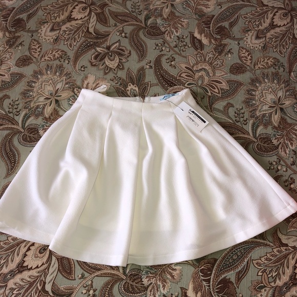 High rise white skirt - Picture 1 of 3